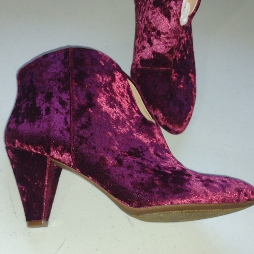 VINCE Camuto Evanata Crushed Velvet Bootie Red size 8.5